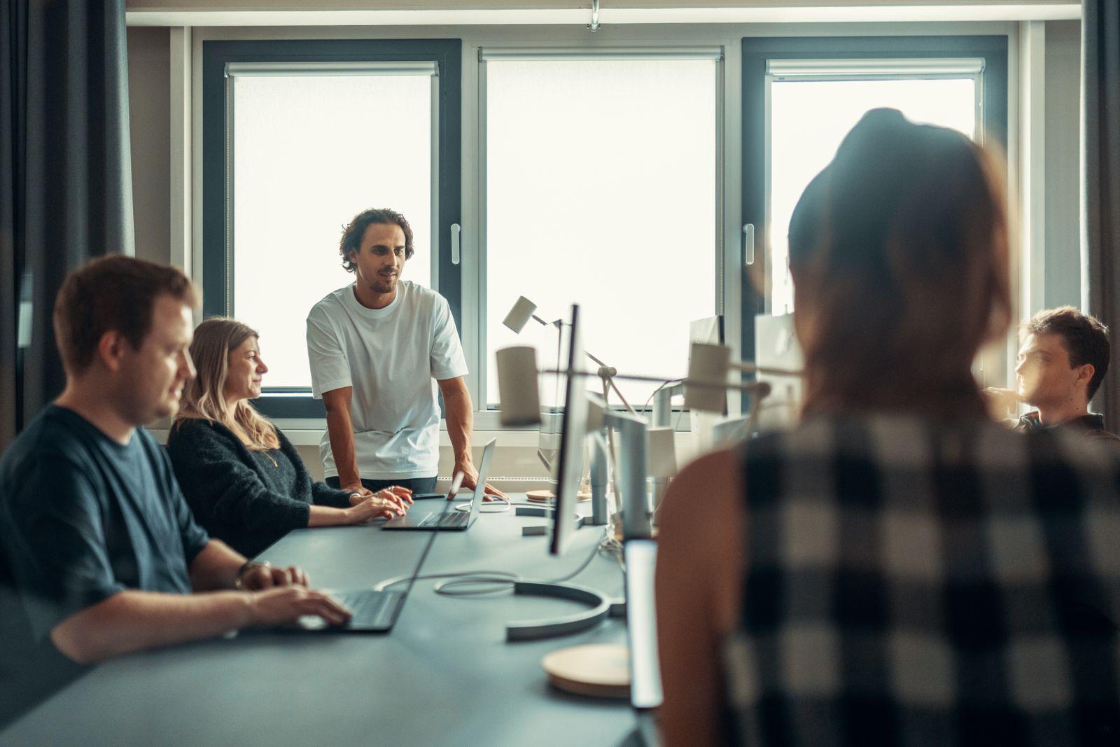 Équipe de conseillers en réunion dans un bureau moderne
